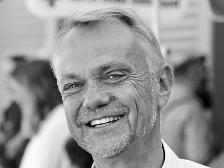 Dr. Volkmar Schön Ein Porträtfoto eines älteren Mannes in schwarz-weiß
