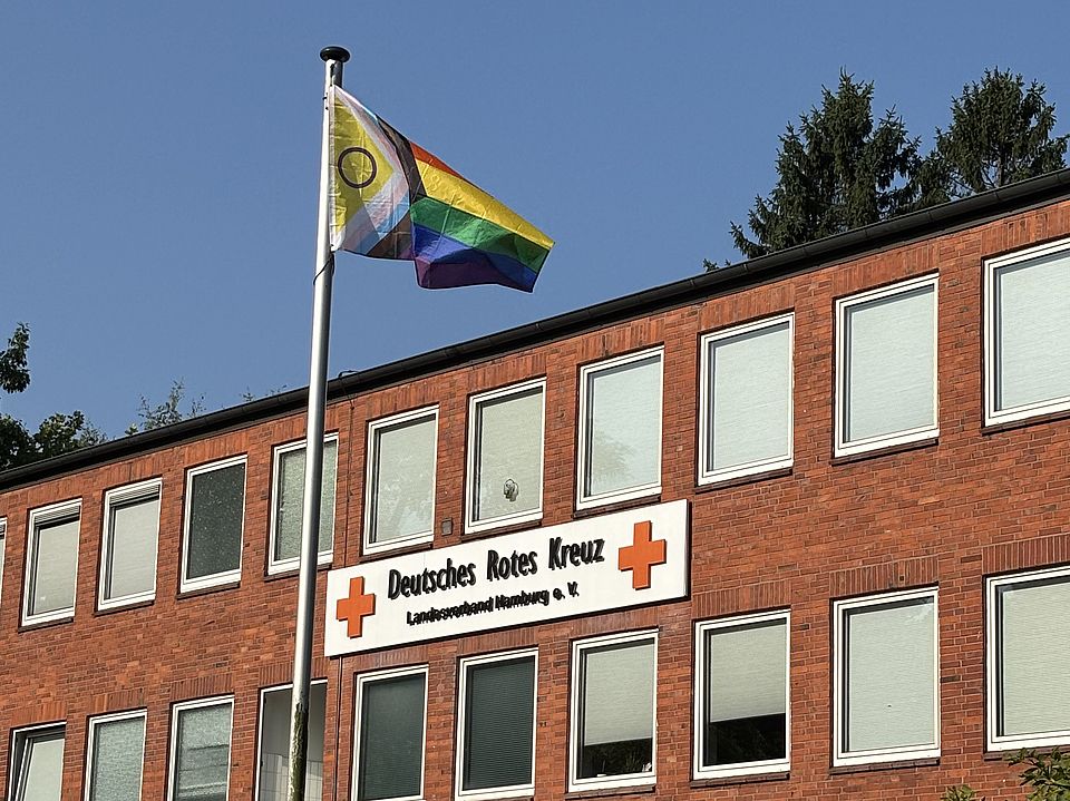 CSD Ein DRK-Gebäude mit gehisster Regenbogenflagge