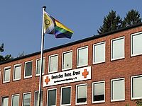 Ein DRK-Gebäude mit gehisster Regenbogenflagge